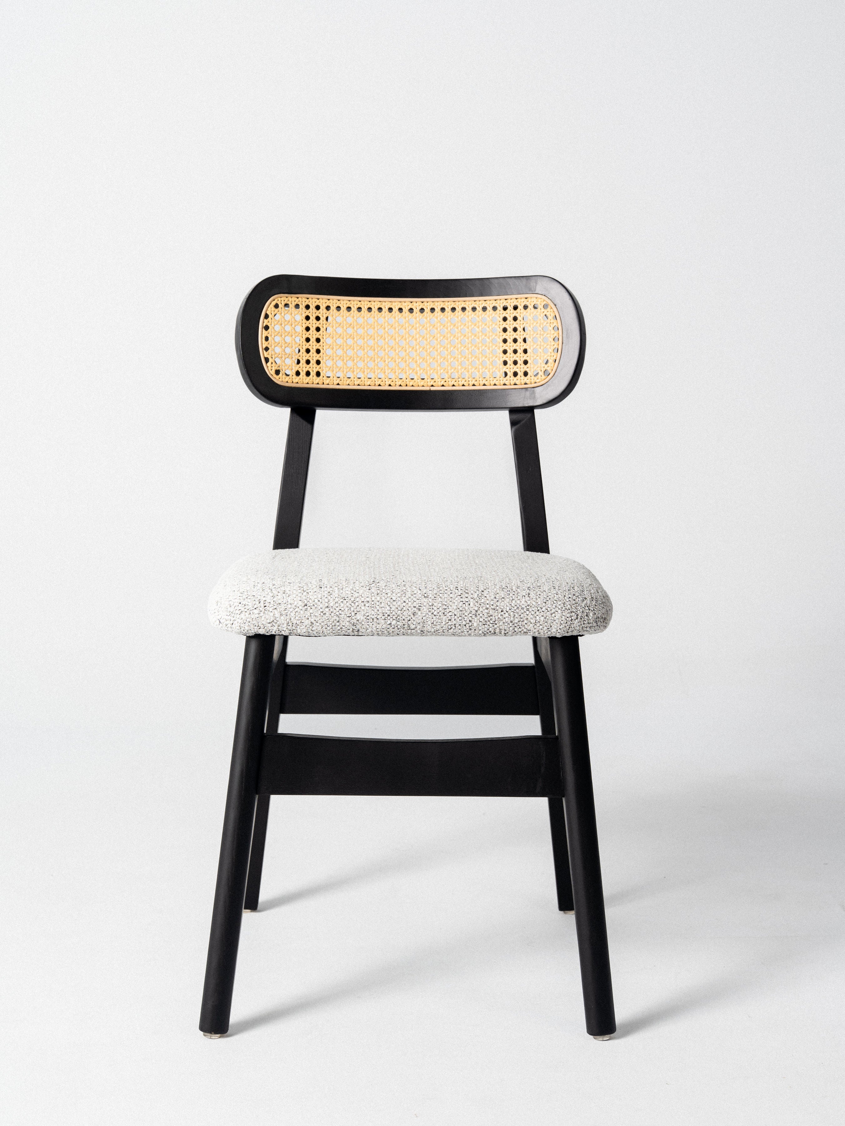 Silla Indy — Estructura de Madera y Ratán | Tapizado en Tela | Silla Boho Moderna