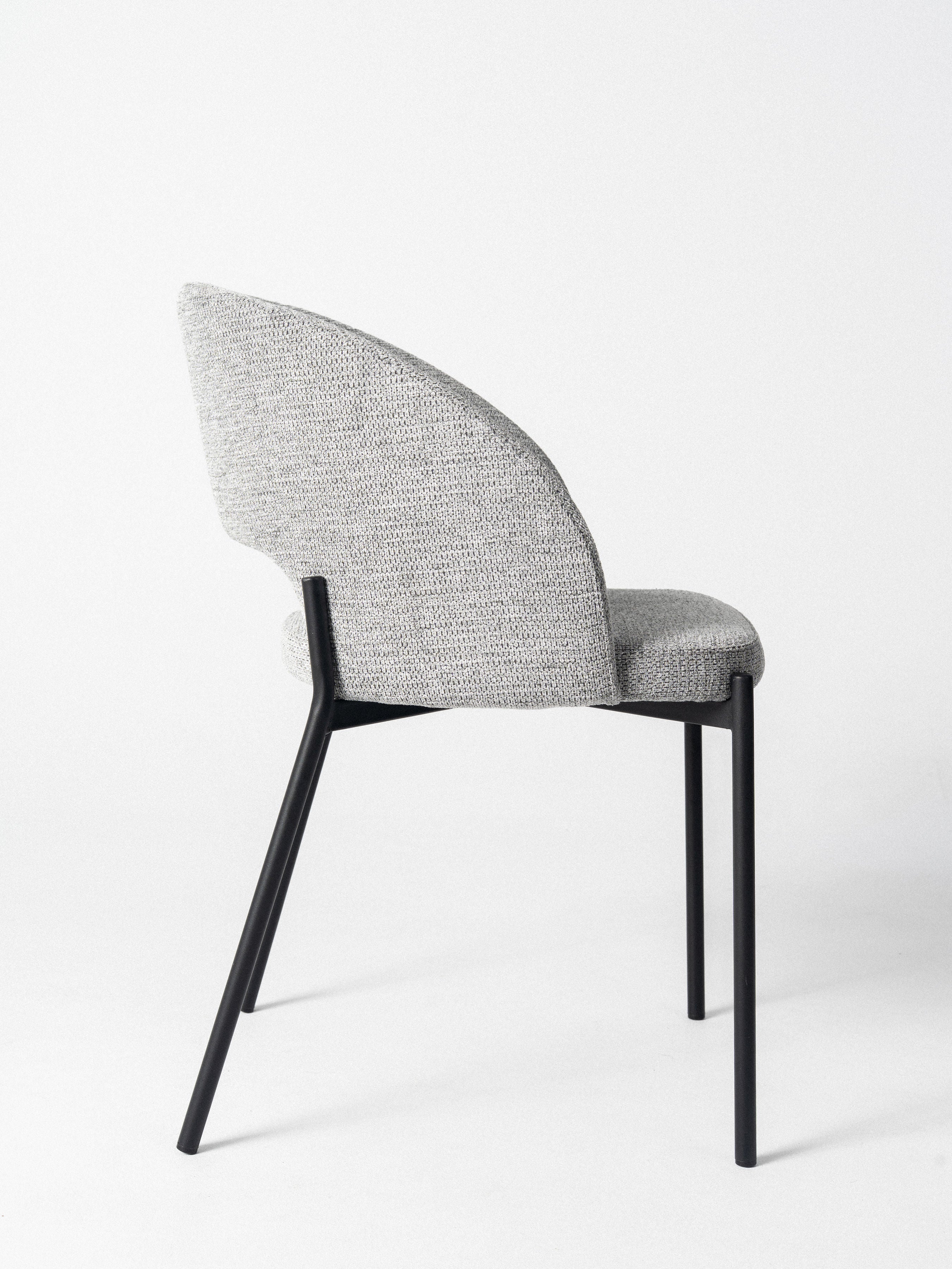 Silla Gala — Tapizado en Chenille | Base Metálica Negra | Silla de Comedor Elegante