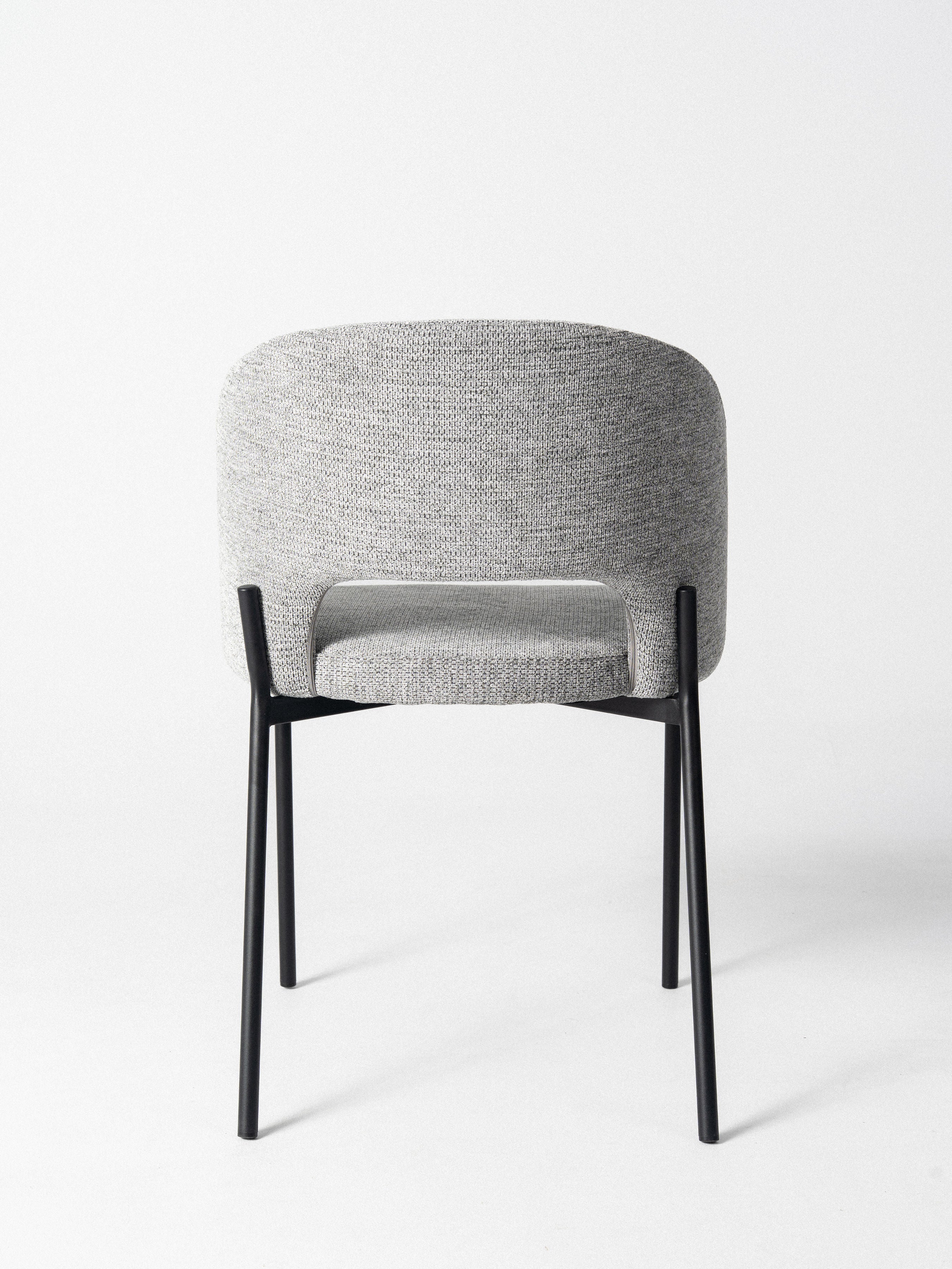 Silla Gala — Tapizado en Chenille | Base Metálica Negra | Silla de Comedor Elegante
