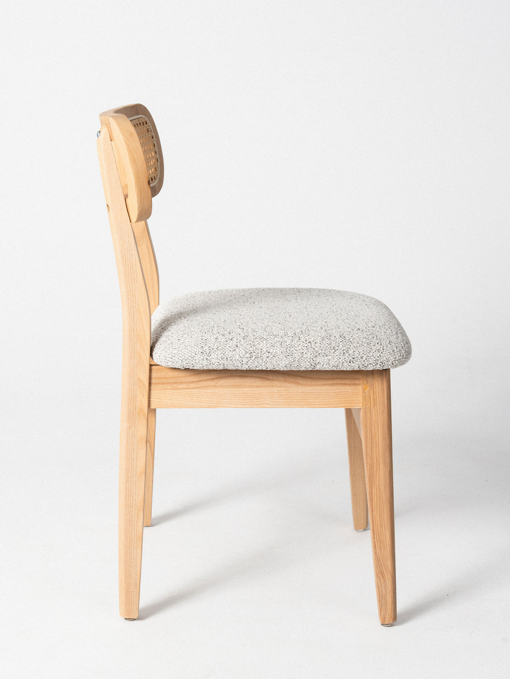 Silla Indy — Estructura de Madera y Ratán | Tapizado en Tela | Silla Boho Moderna