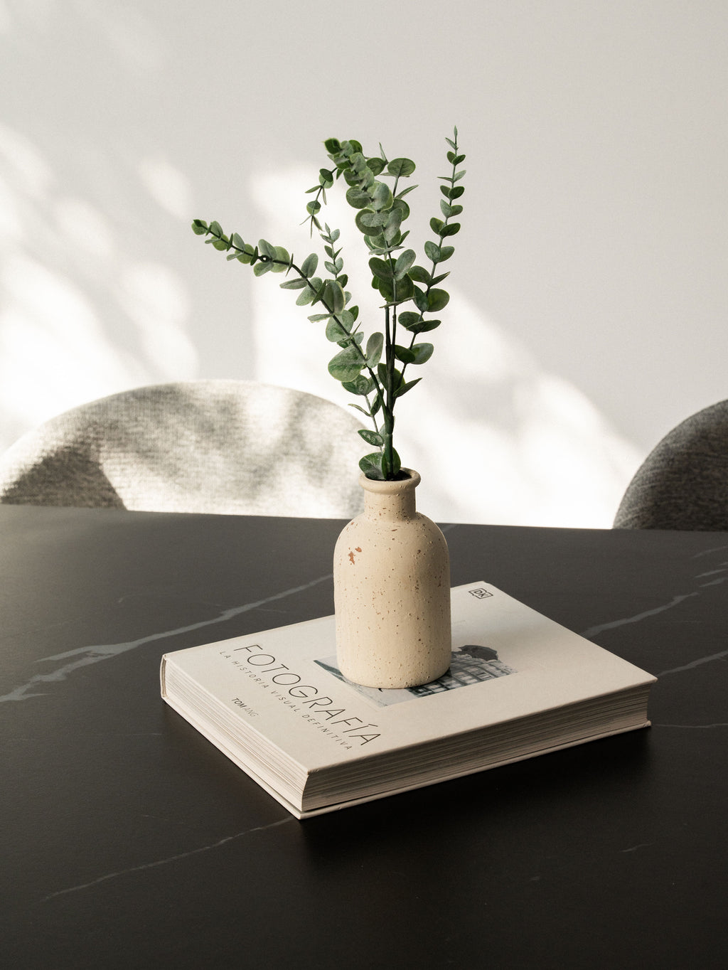 Mesa de Comedor Balboa — Tablero de Piedra Sinterizada | Base Metálica Negra | 160 × 90 cm