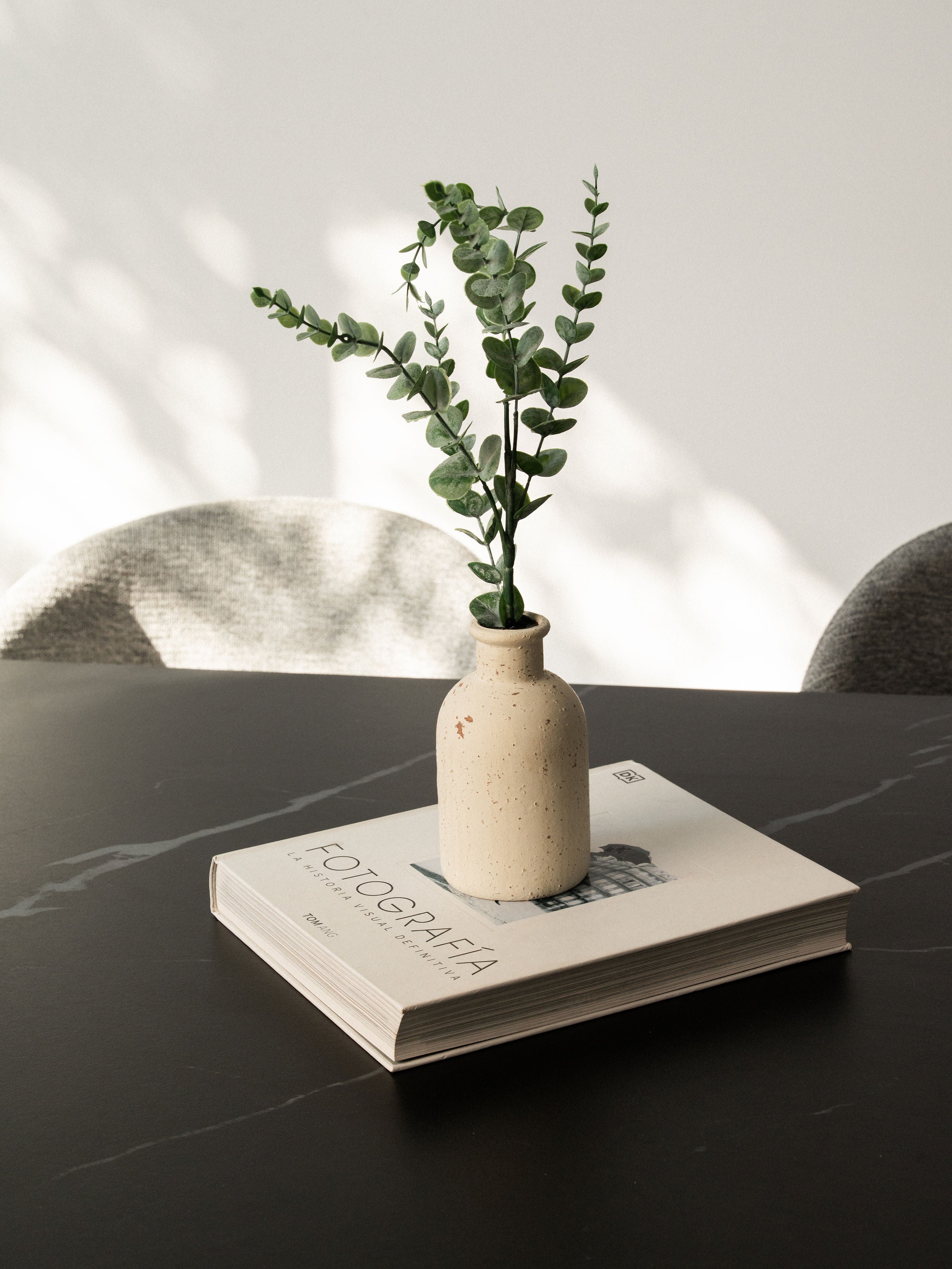 Mesa de Comedor Balboa — Tablero de Piedra Sinterizada | Base Metálica Negra | 160 × 90 cm