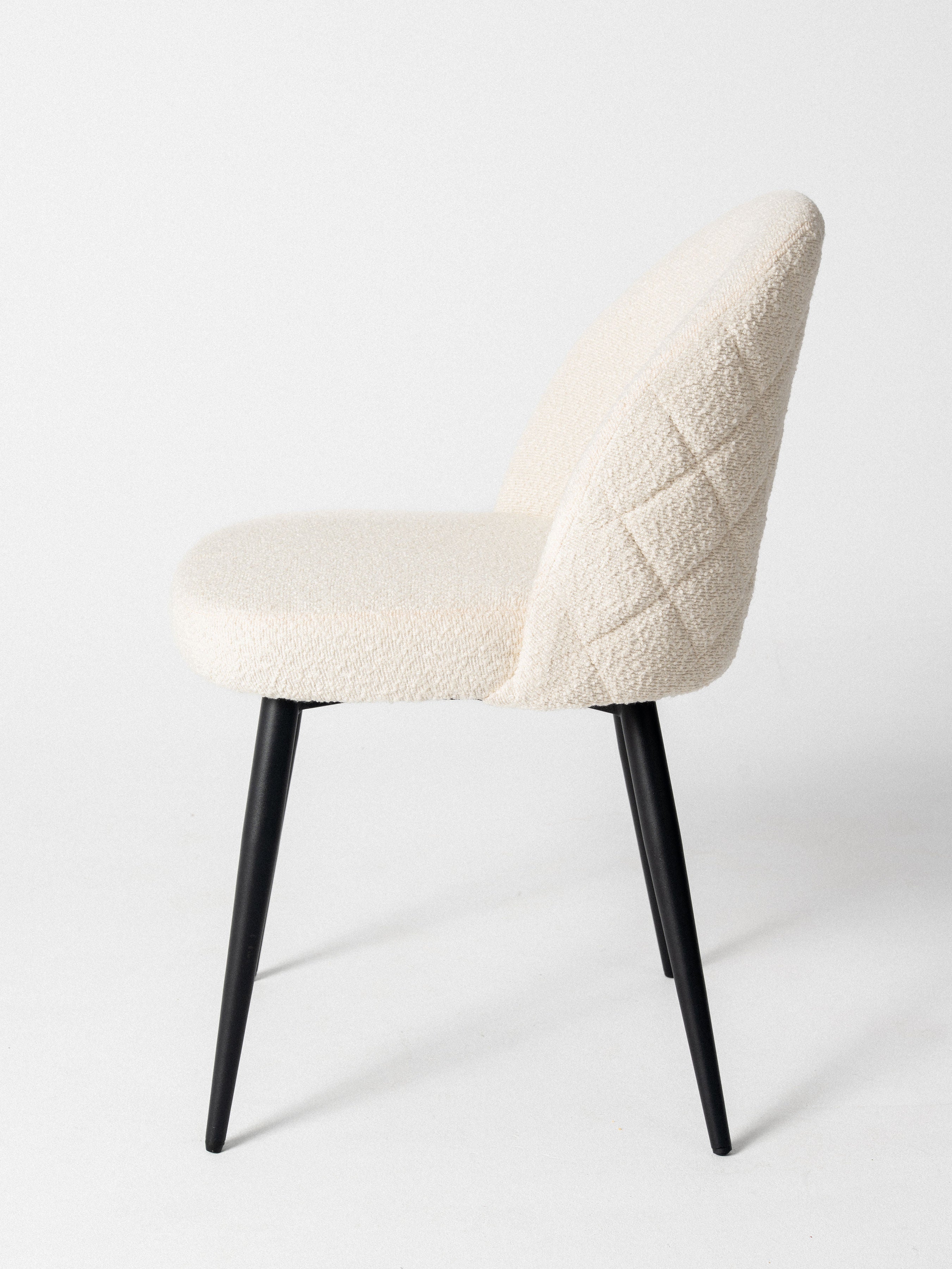 Silla Greta — Tapizado en Bouclé | Base Metálica Negra | Silla de Comedor Texturizada