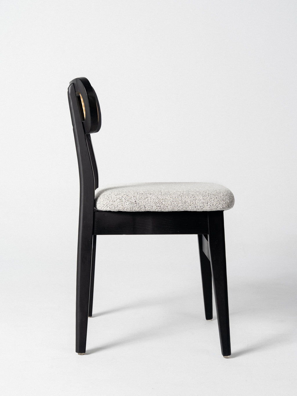 Silla Indy — Estructura de Madera y Ratán | Tapizado en Tela | Silla Boho Moderna