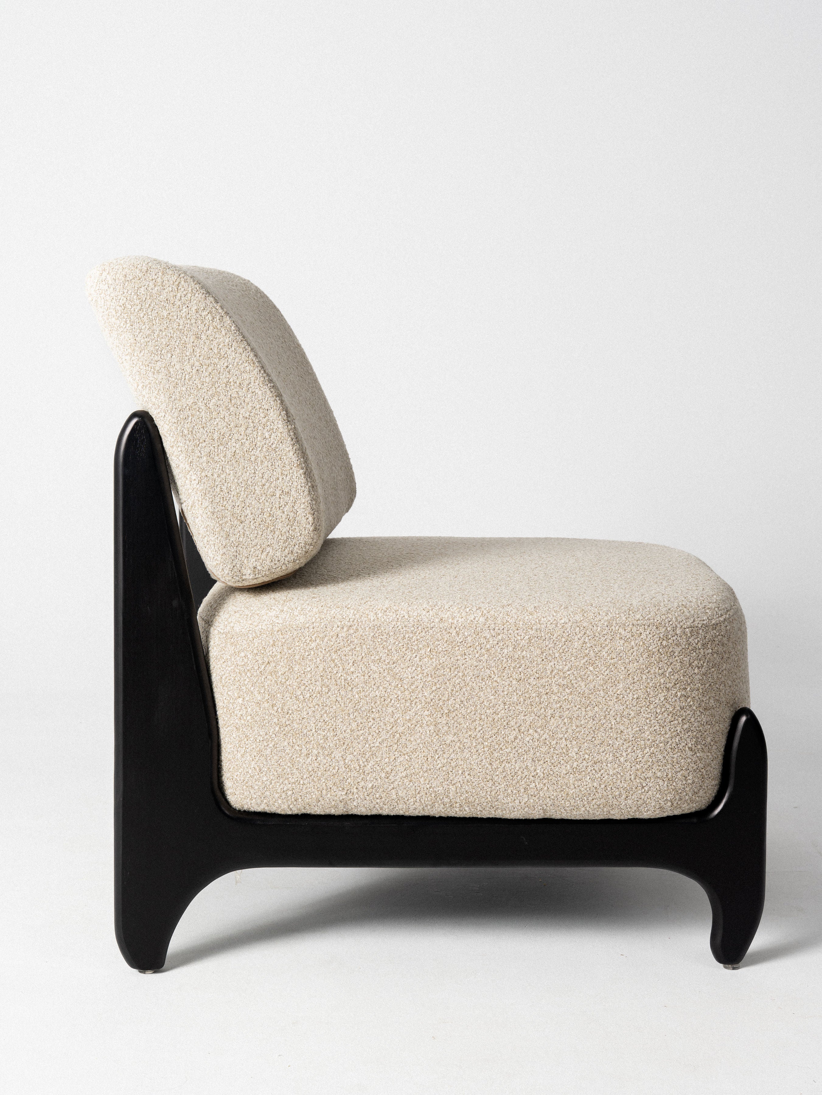 Butaca Amaro — Tapizado en Bouclé | Estructura de Madera | Sillón de Lectura