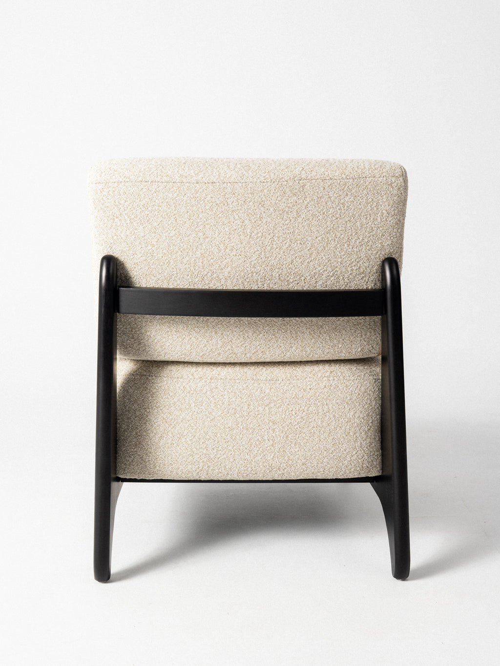 Butaca Amaro — Tapizado en Bouclé | Estructura de Madera | Sillón de Lectura