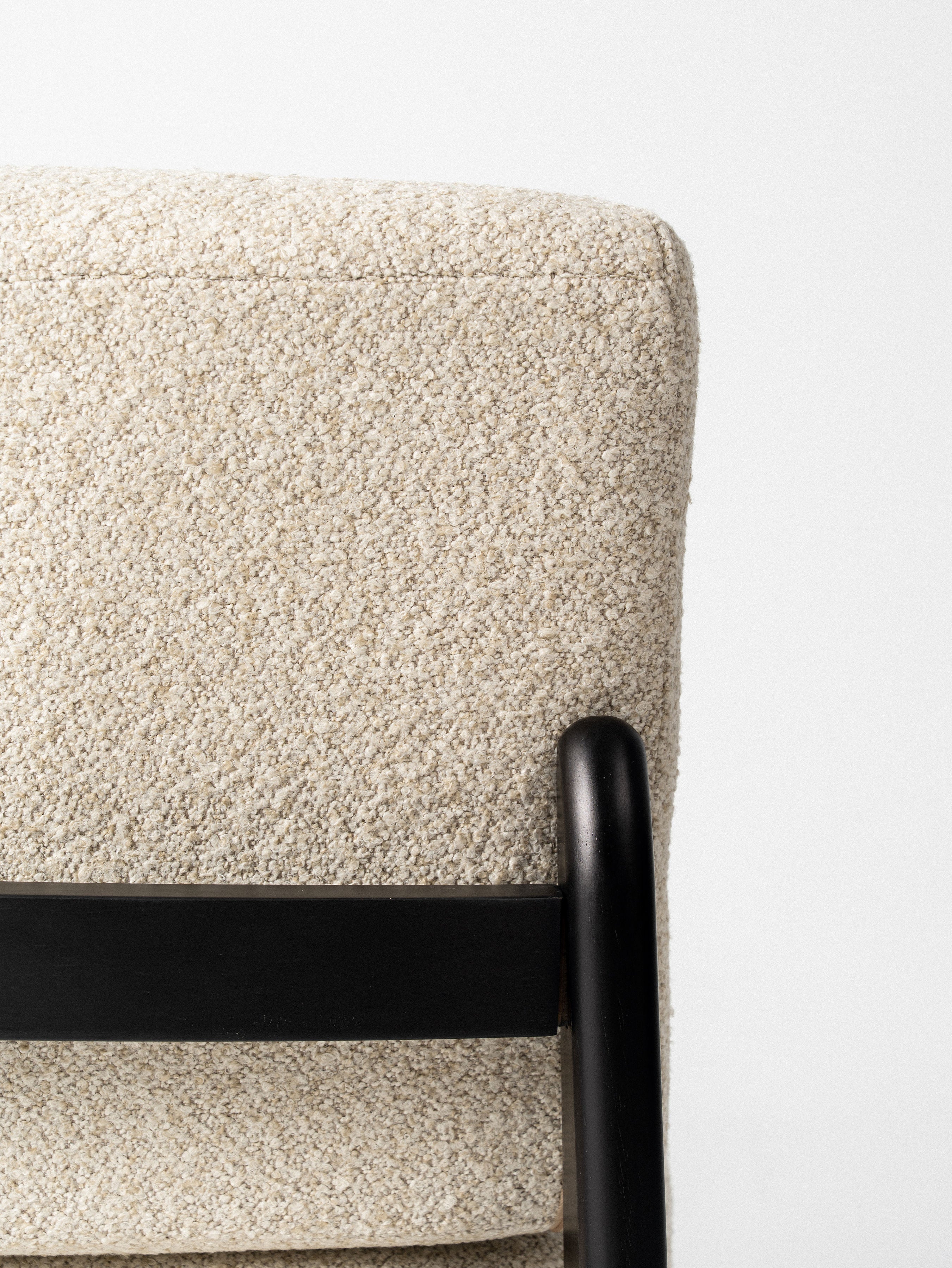 Butaca Amaro — Tapizado en Bouclé | Estructura de Madera | Sillón de Lectura