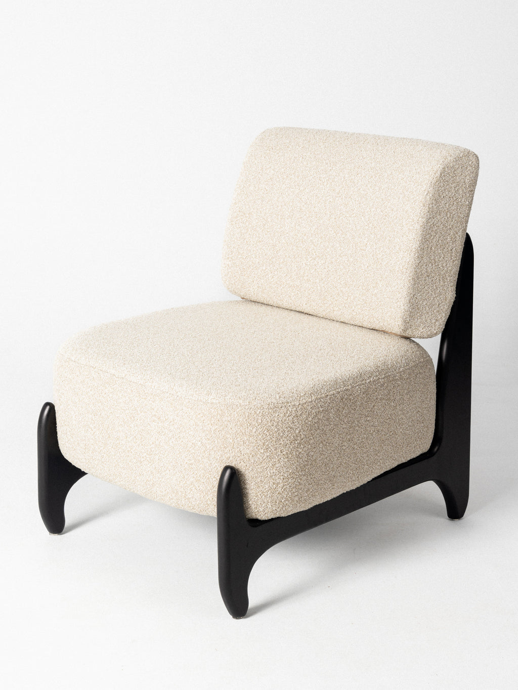 Butaca Amaro — Tapizado en Bouclé | Estructura de Madera | Sillón de Lectura
