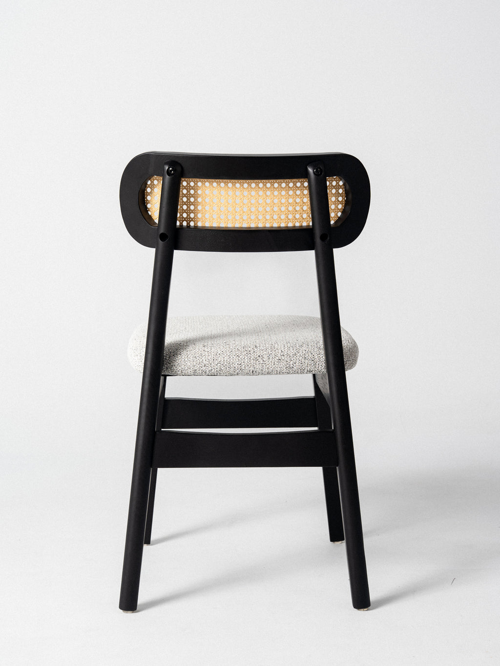 Silla Indy — Estructura de Madera y Ratán | Tapizado en Tela | Silla Boho Moderna