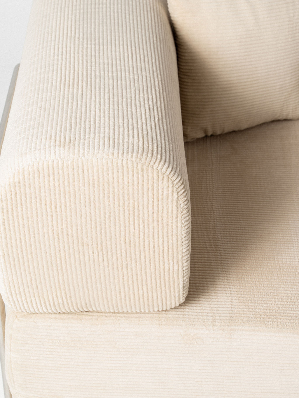 Sofá Gianni 2 Cuerpos — Tapizado en Corduroy | Estructura Metálica | 203 cm