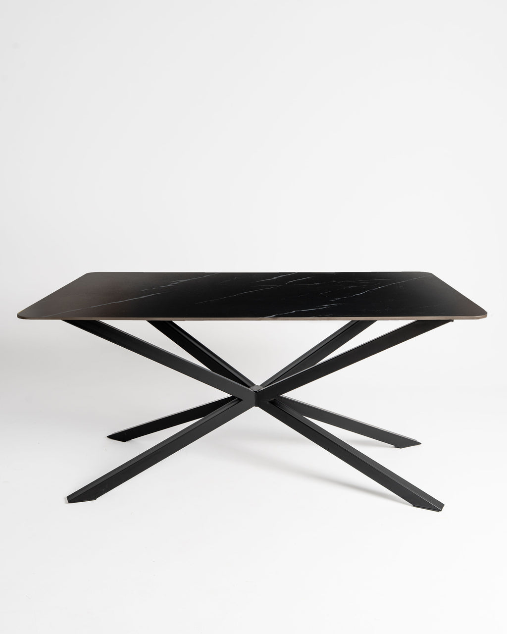 Mesa de Comedor Balboa — Tablero de Piedra Sinterizada | Base Metálica Negra | 160 × 90 cm