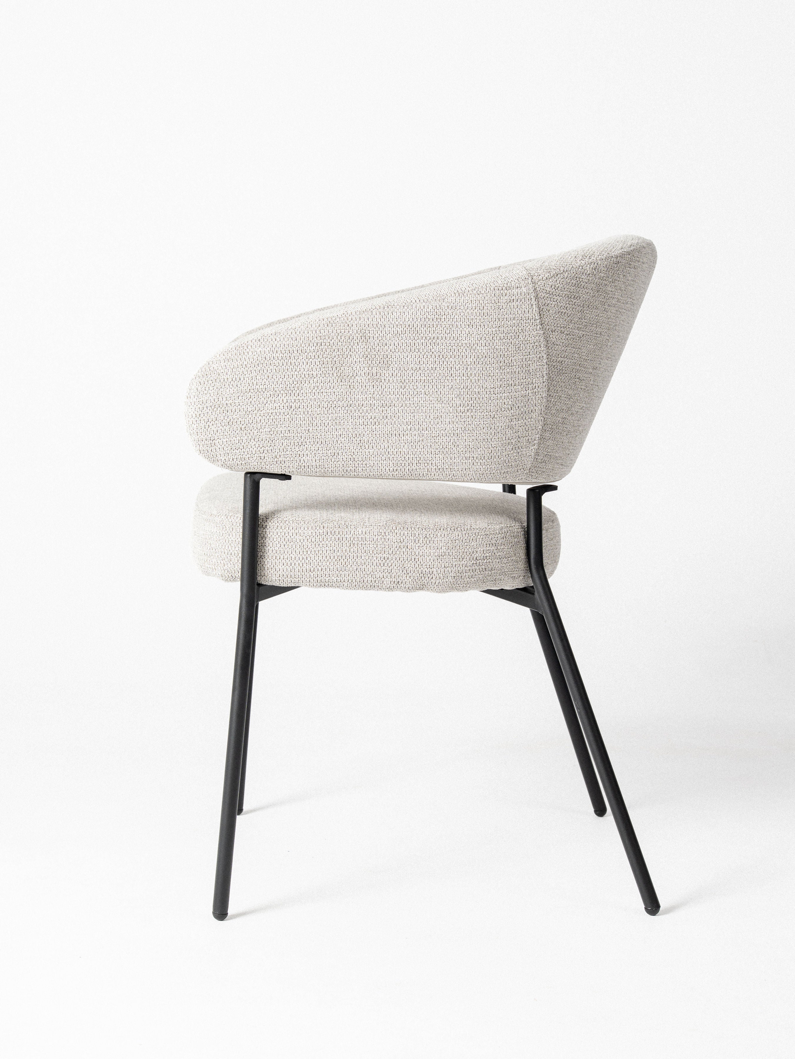 Silla Nora — Tapizado en Chenille | Base Metálica Negra | Silla de Comedor Amplia