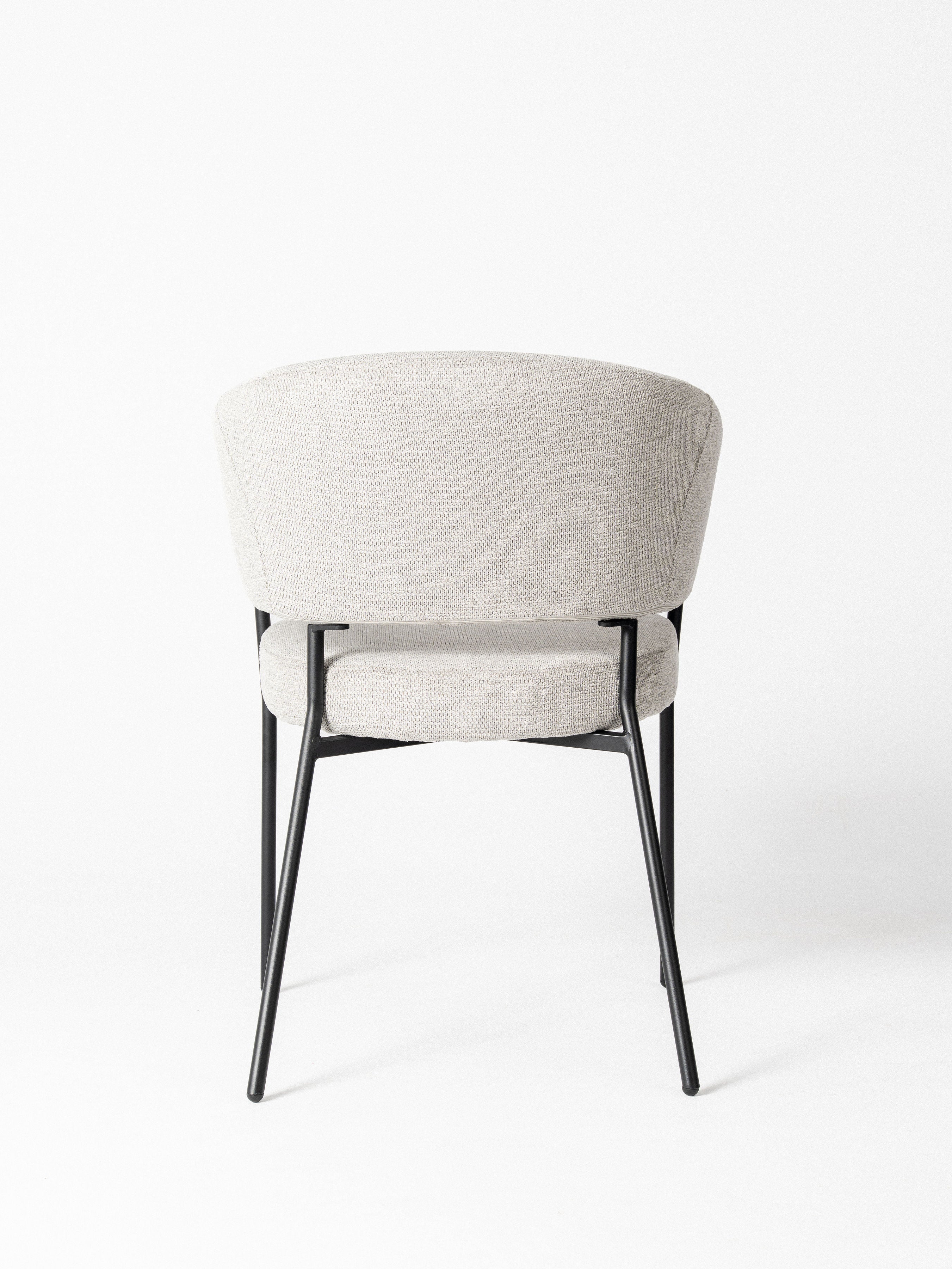 Silla Nora — Tapizado en Chenille | Base Metálica Negra | Silla de Comedor Amplia