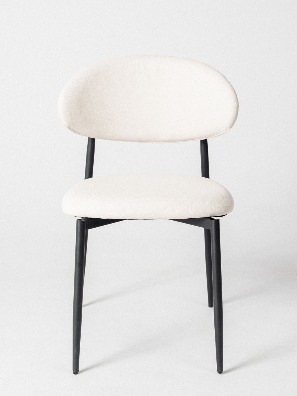 Silla Olivia — Tapizado en Lino | Soporte Metálico Negro | Silla de Comedor Moderna