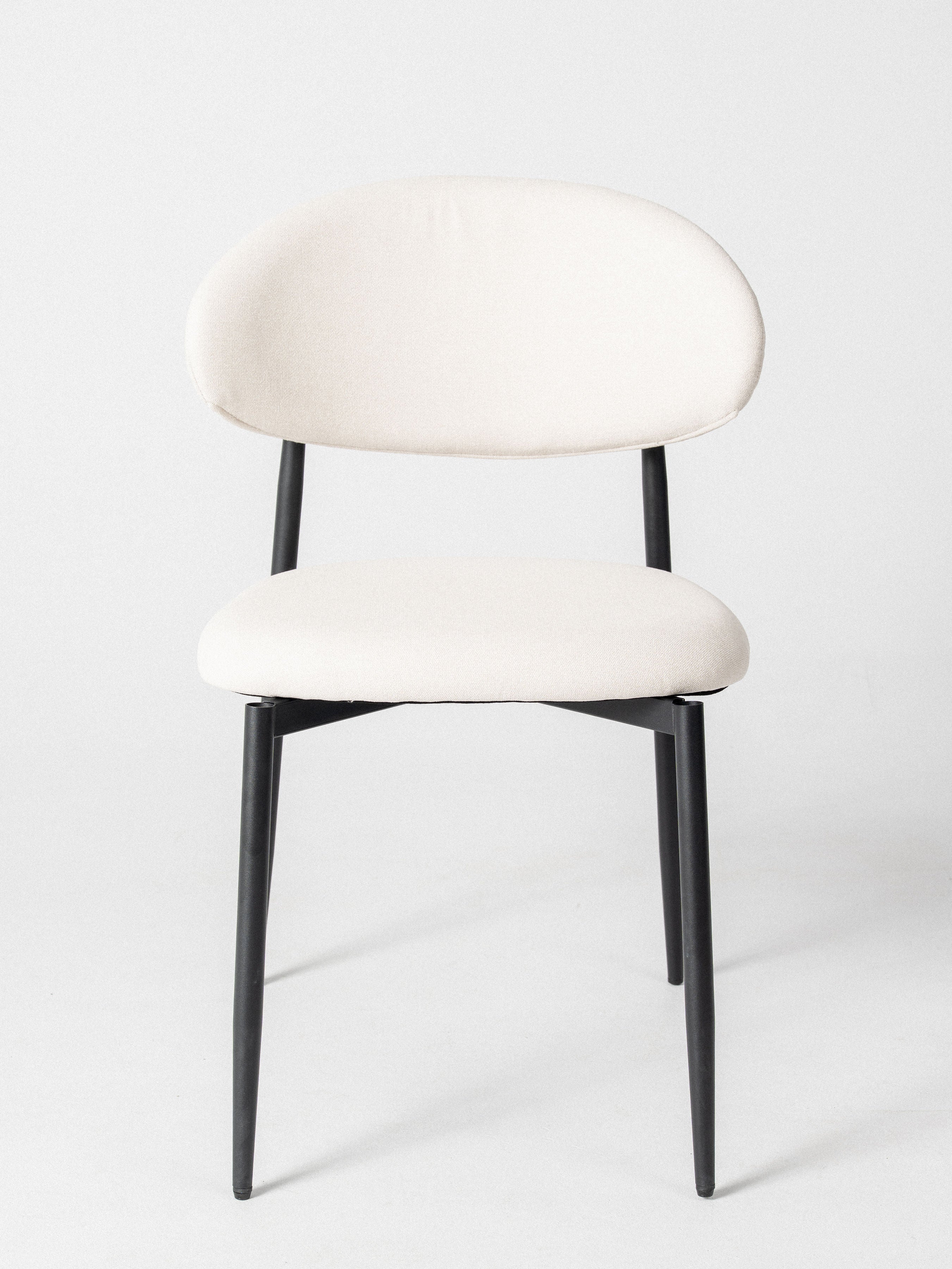 Silla Olivia — Tapizado en Lino | Soporte Metálico Negro | Silla de Comedor Moderna
