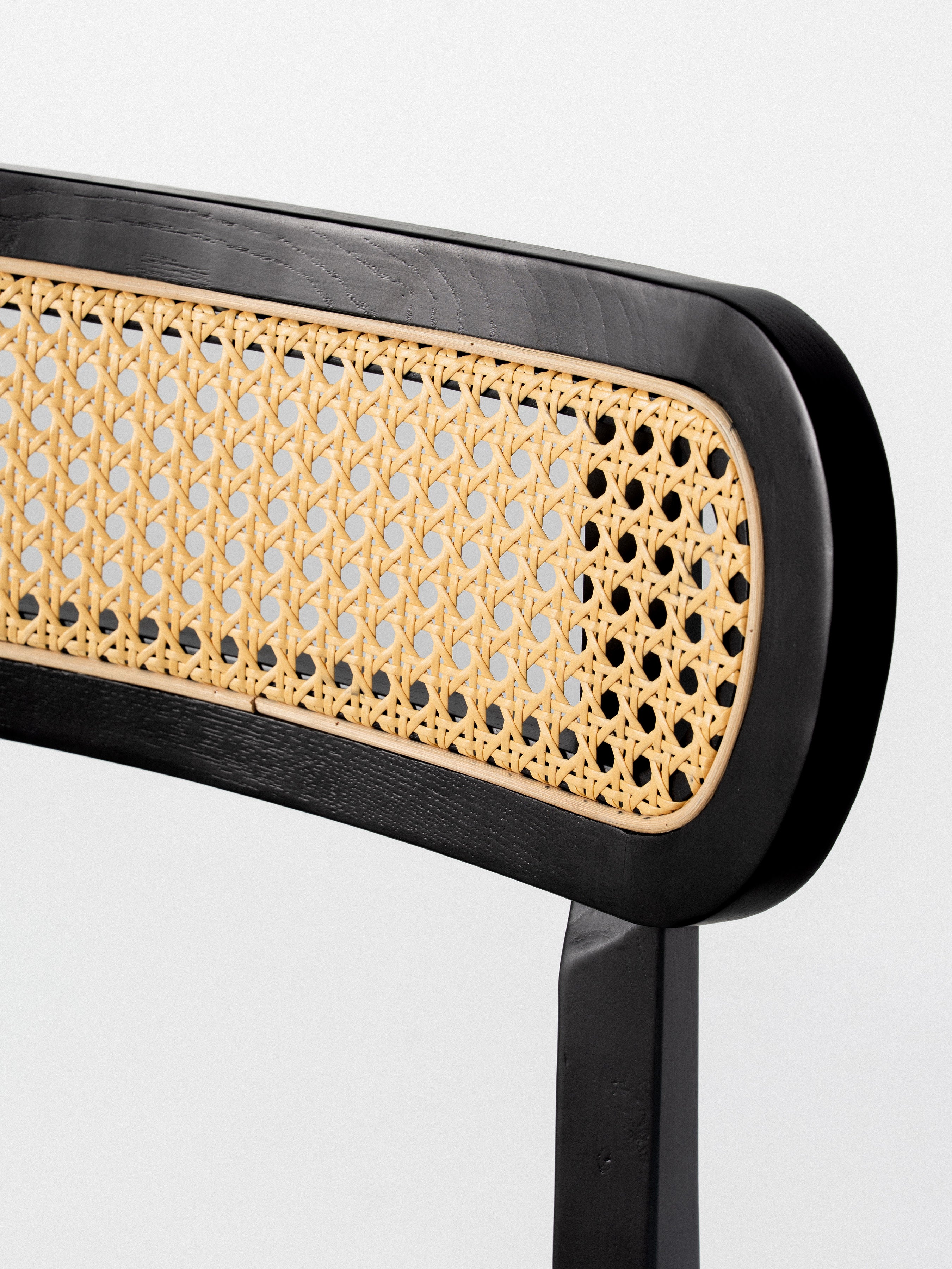 Silla Indy — Estructura de Madera y Ratán | Tapizado en Tela | Silla Boho Moderna