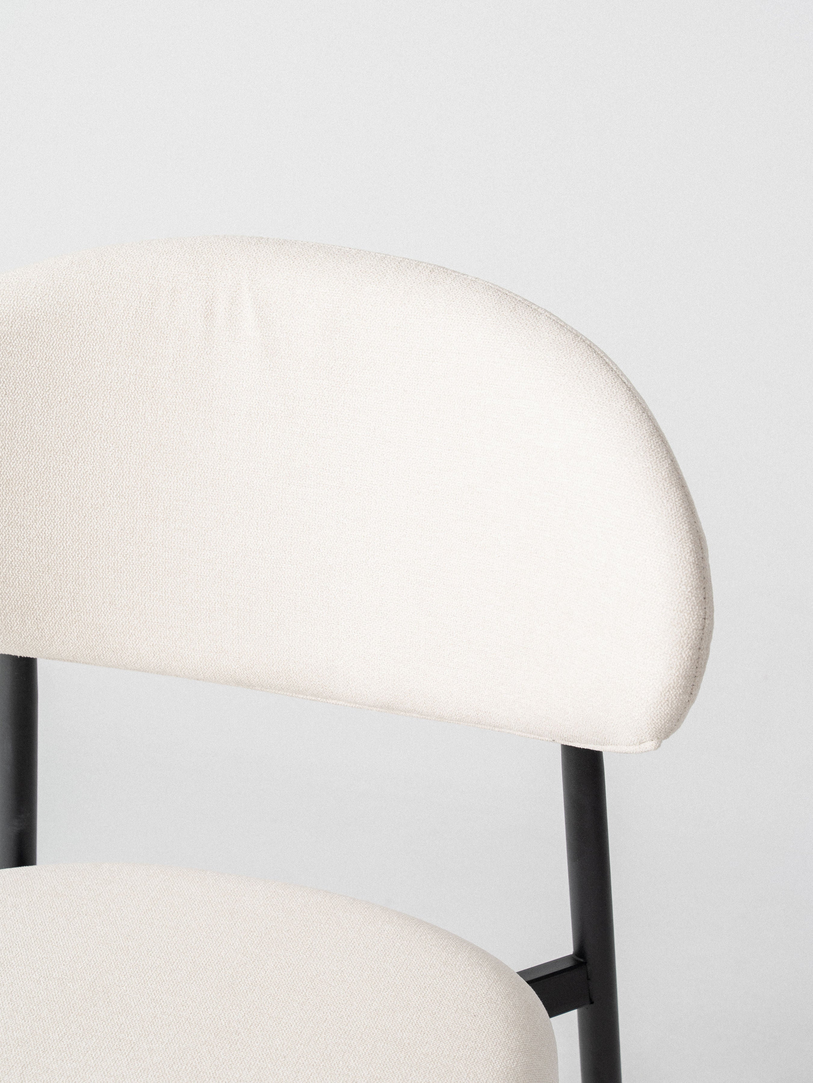 Silla Olivia — Tapizado en Lino | Soporte Metálico Negro | Silla de Comedor Moderna