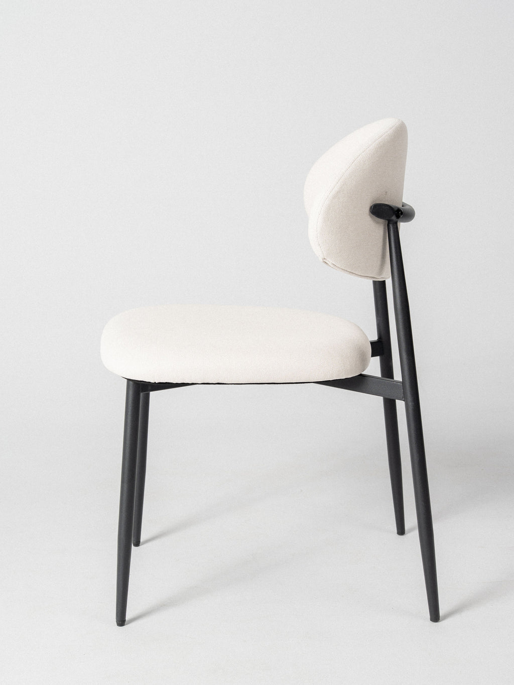 Silla Olivia — Tapizado en Lino | Soporte Metálico Negro | Silla de Comedor Moderna