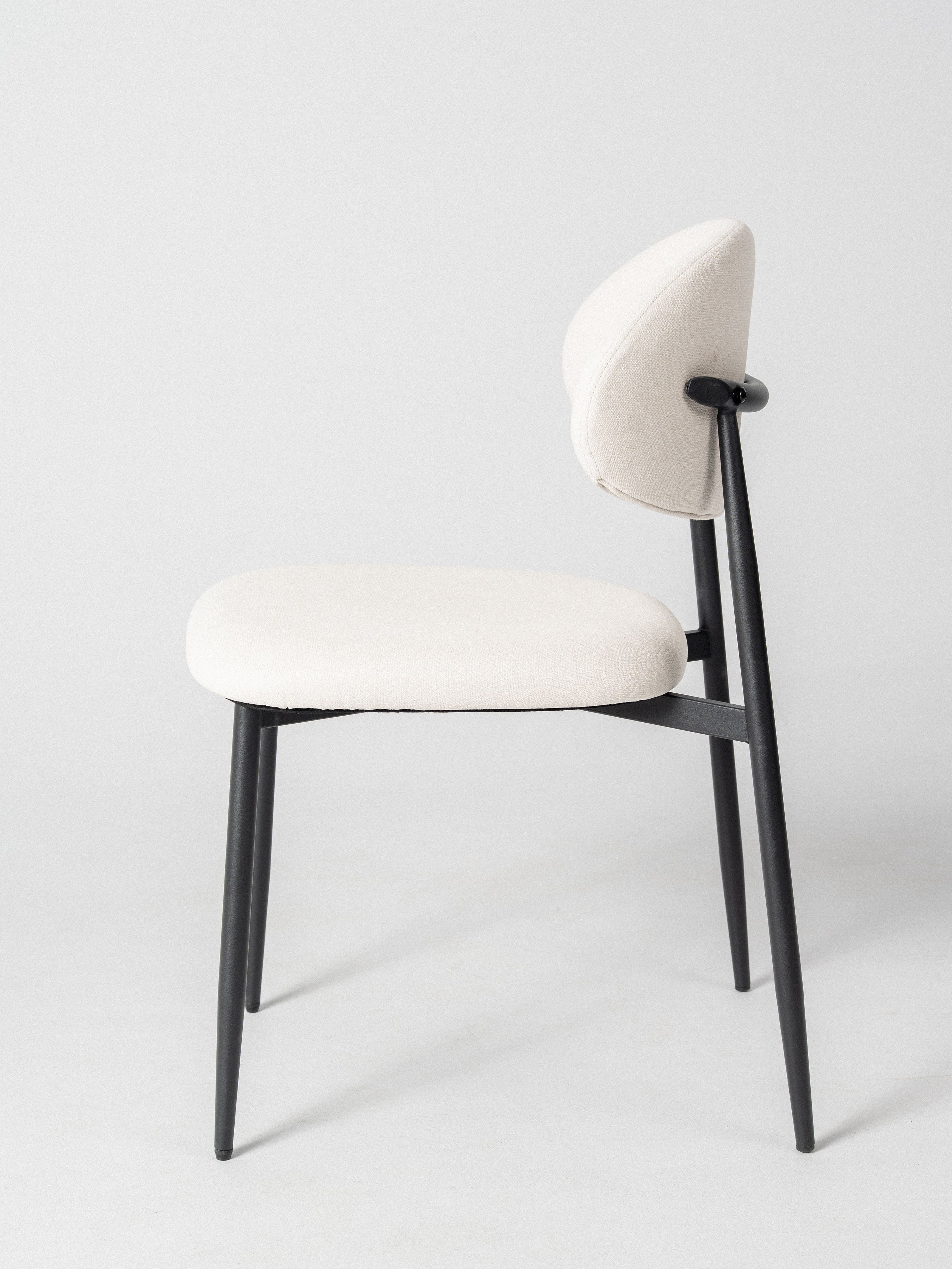 Silla Olivia — Tapizado en Lino | Soporte Metálico Negro | Silla de Comedor Moderna