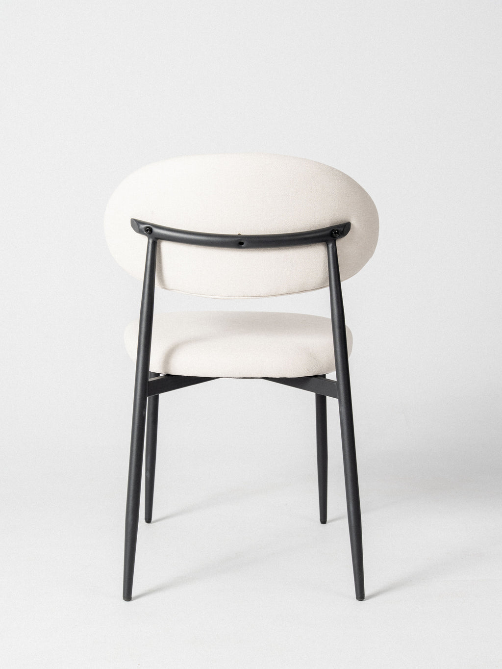 Silla Olivia — Tapizado en Lino | Soporte Metálico Negro | Silla de Comedor Moderna