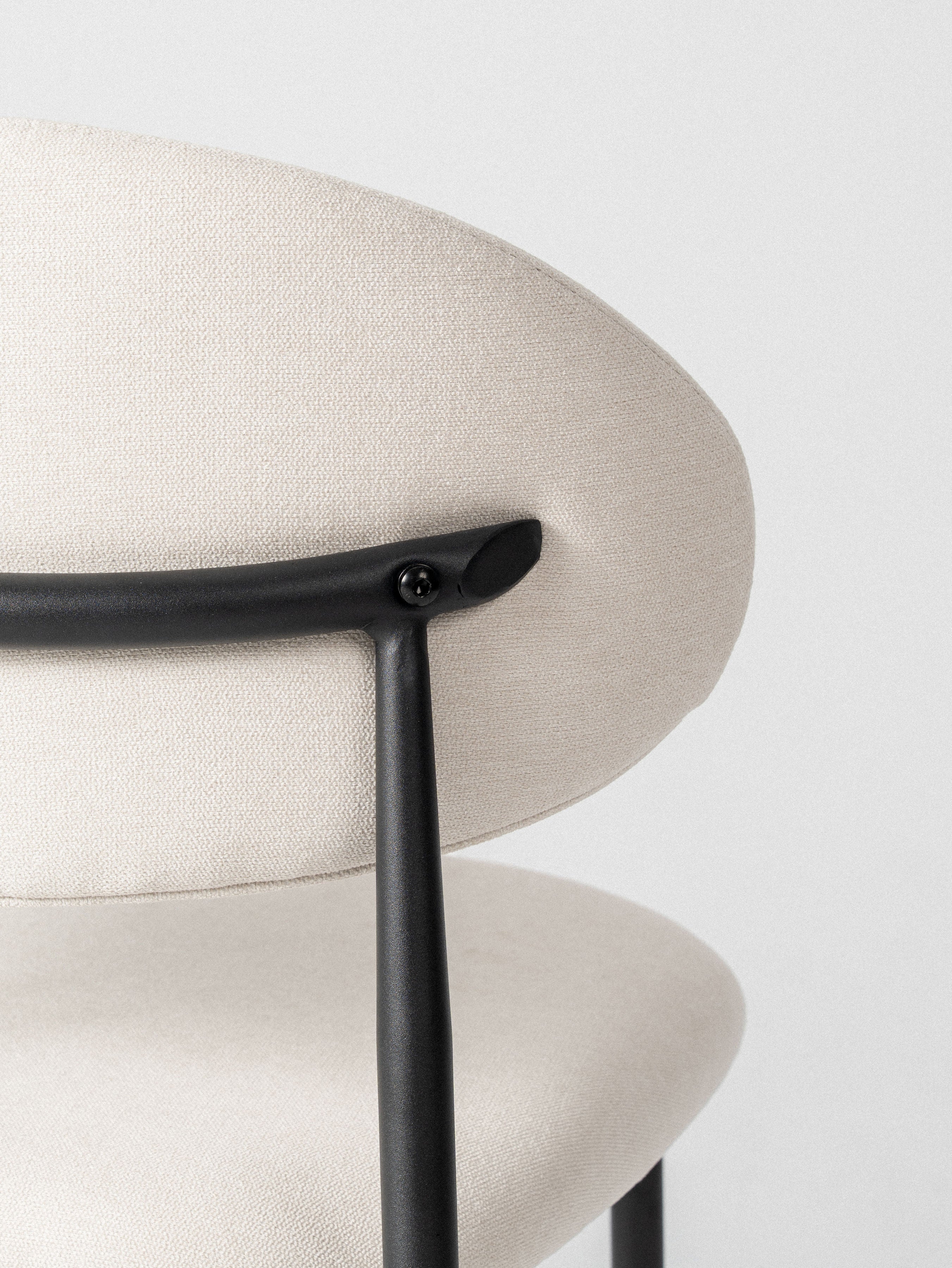 Silla Olivia — Tapizado en Lino | Soporte Metálico Negro | Silla de Comedor Moderna