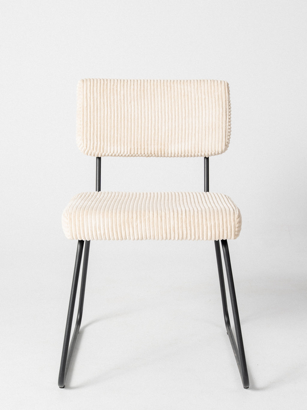Silla Vera — Tapizado en Corduroy | Base Metálica Negra | Silla de Comedor Retro