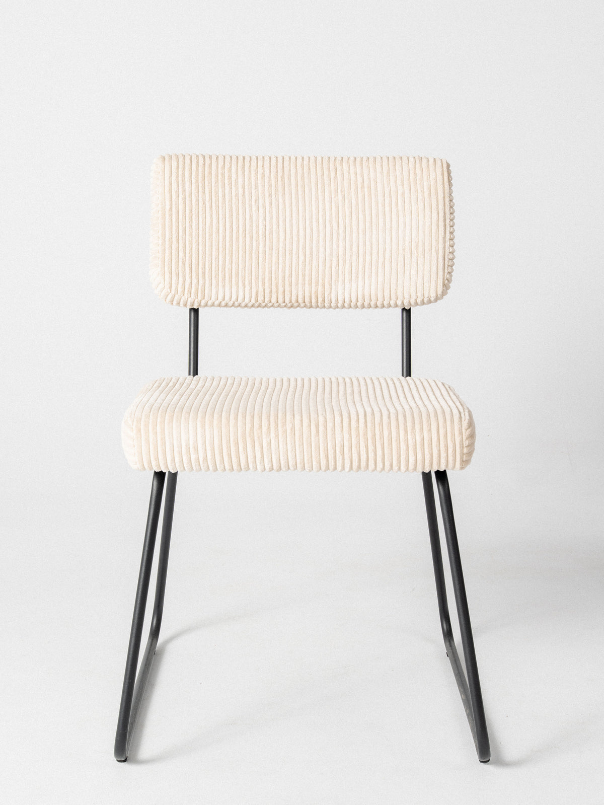 Silla Vera — Tapizado en Corduroy | Base Metálica Negra | Silla de Comedor Retro