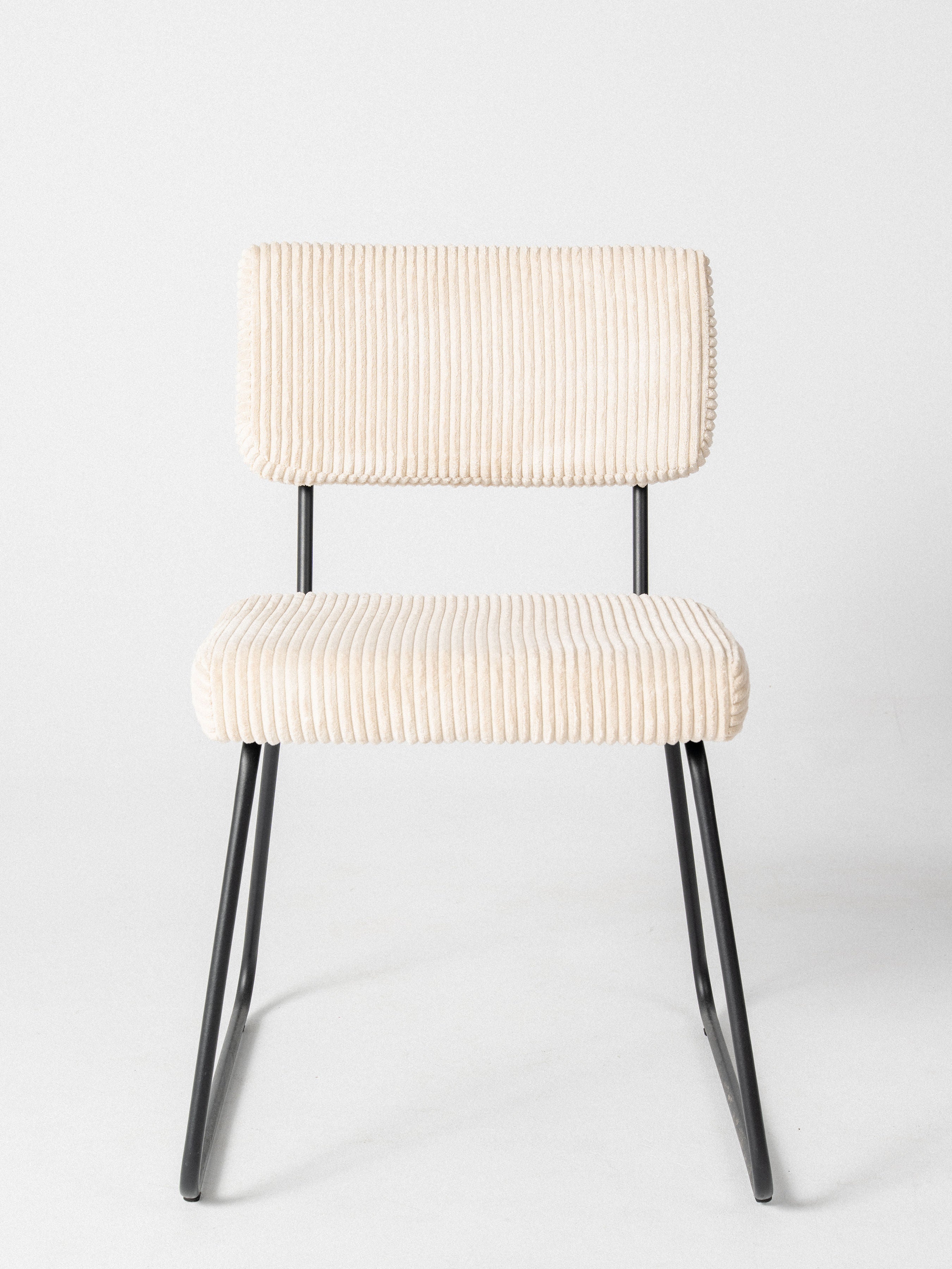 Silla Vera — Tapizado en Corduroy | Base Metálica Negra | Silla de Comedor Retro