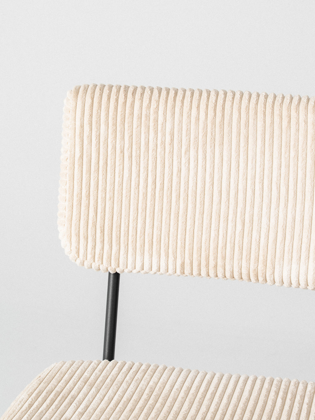 Silla Vera — Tapizado en Corduroy | Base Metálica Negra | Silla de Comedor Retro