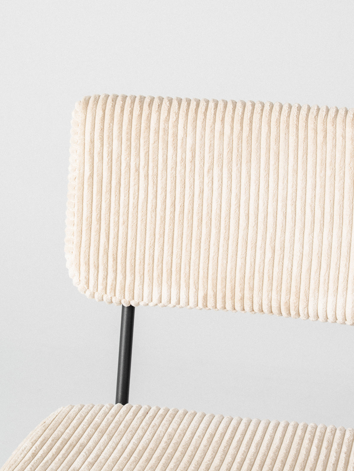 Silla Vera — Tapizado en Corduroy | Base Metálica Negra | Silla de Comedor Retro