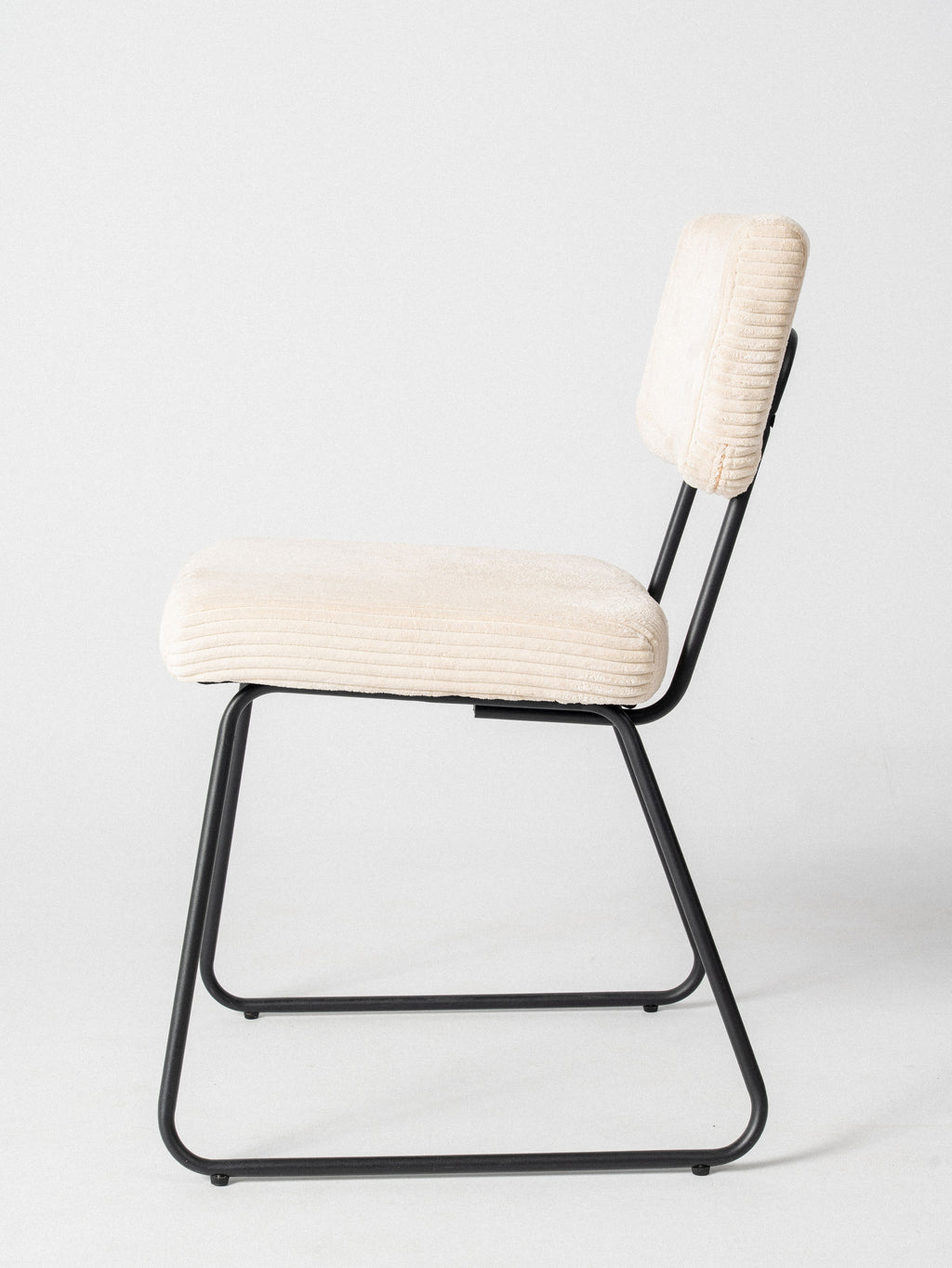 Silla Vera — Tapizado en Corduroy | Base Metálica Negra | Silla de Comedor Retro