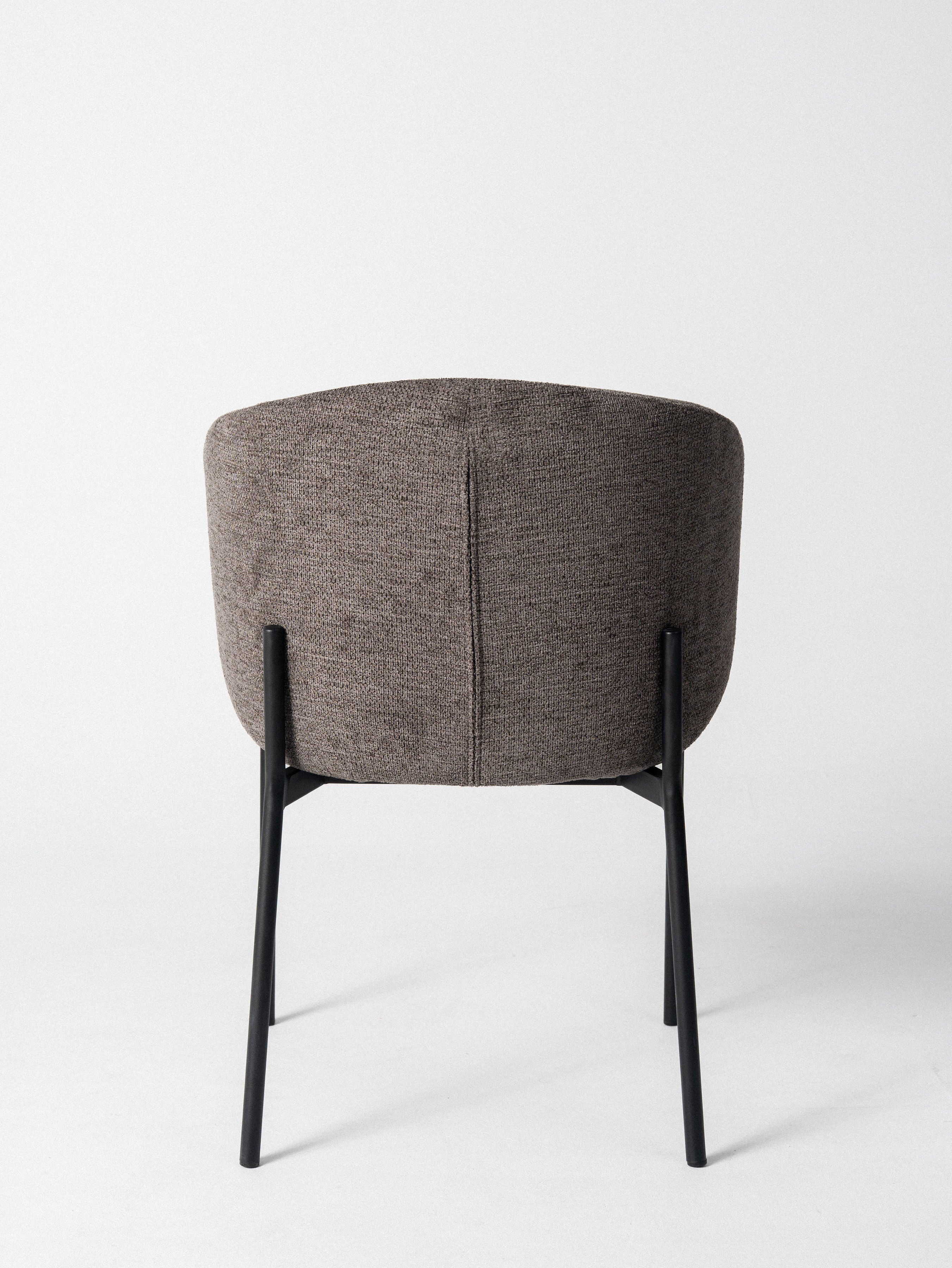 Silla Bruna — Tapizado en Chenille | Soporte Metálico Negro | Silla de Comedor