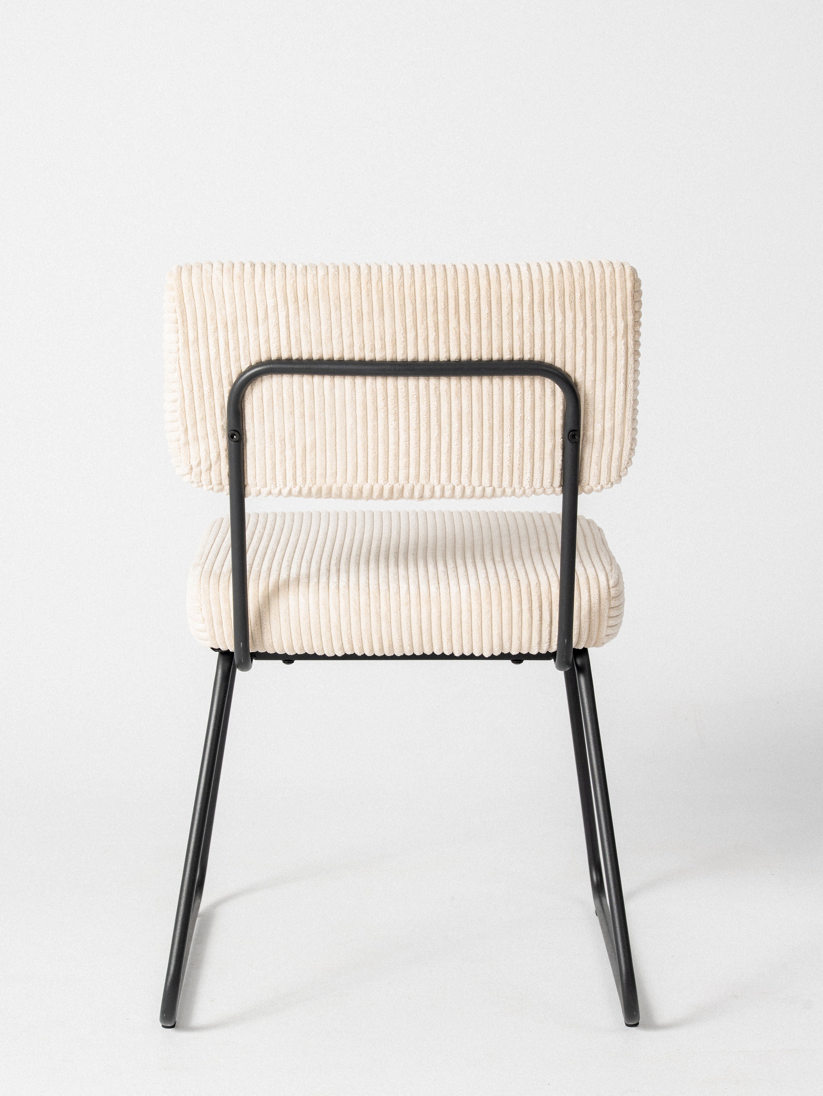 Silla Vera — Tapizado en Corduroy | Base Metálica Negra | Silla de Comedor Retro