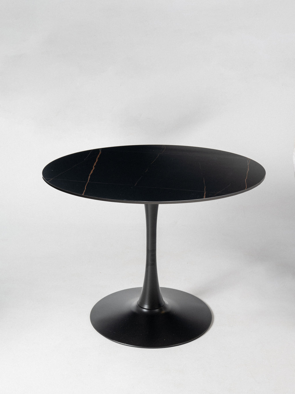 Mesa Tulip Redonda — Tablero de Piedra Sinterizada | Base Metálica | Diámetro 100 cm