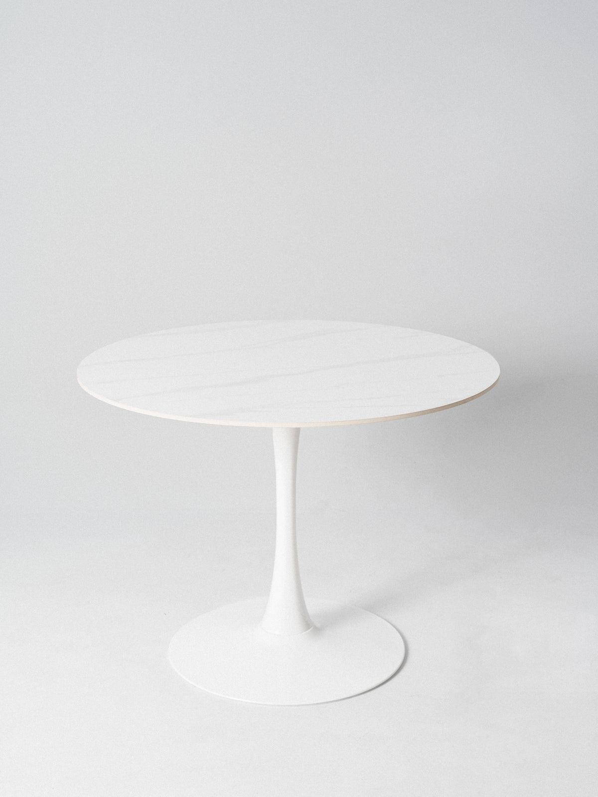 Mesa Tulip Redonda — Tablero de Piedra Sinterizada | Base Metálica | Diámetro 100 cm