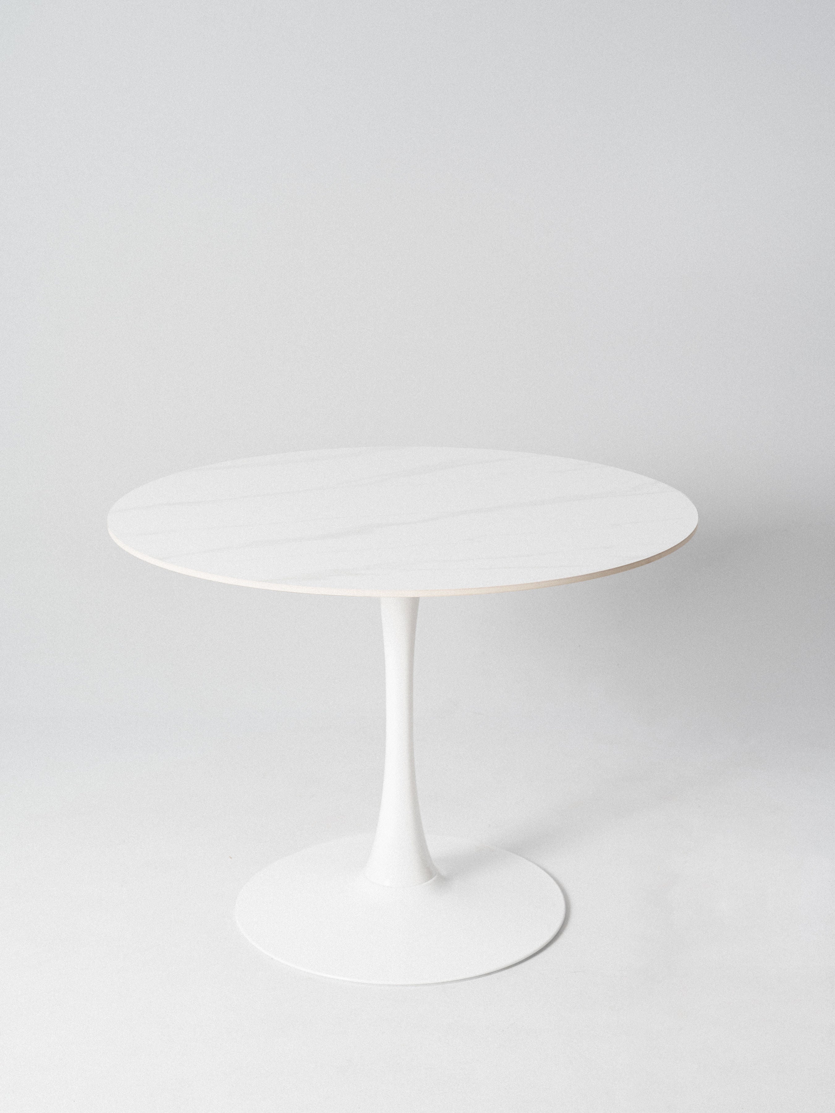 Mesa Tulip Redonda — Tablero de Piedra Sinterizada | Base Metálica | Diámetro 100 cm