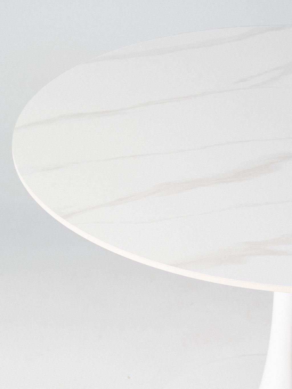 Mesa Tulip Redonda — Tablero de Piedra Sinterizada | Base Metálica | Diámetro 100 cm