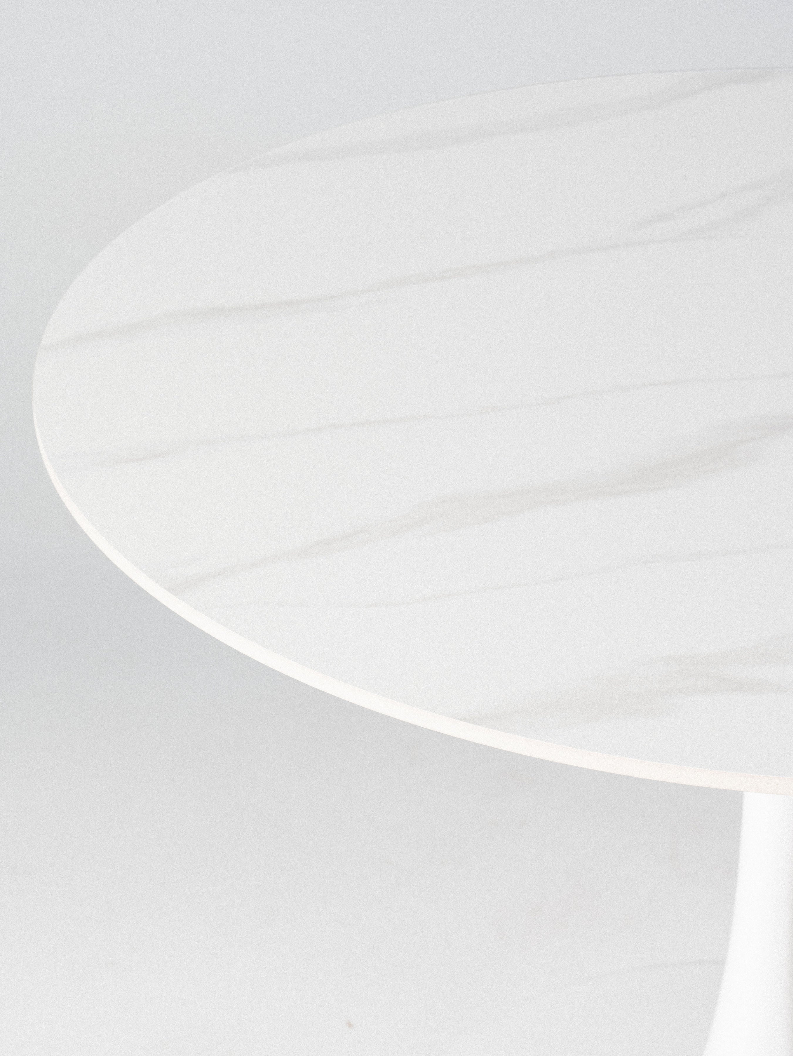 Mesa Tulip Redonda — Tablero de Piedra Sinterizada | Base Metálica | Diámetro 100 cm