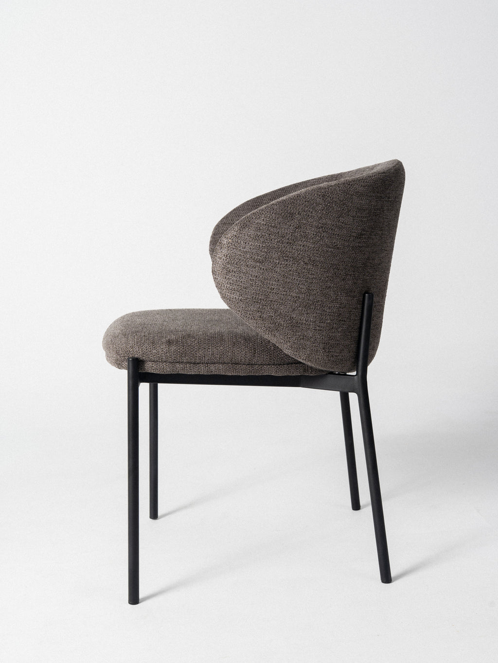 Silla Bruna — Tapizado en Chenille | Soporte Metálico Negro | Silla de Comedor
