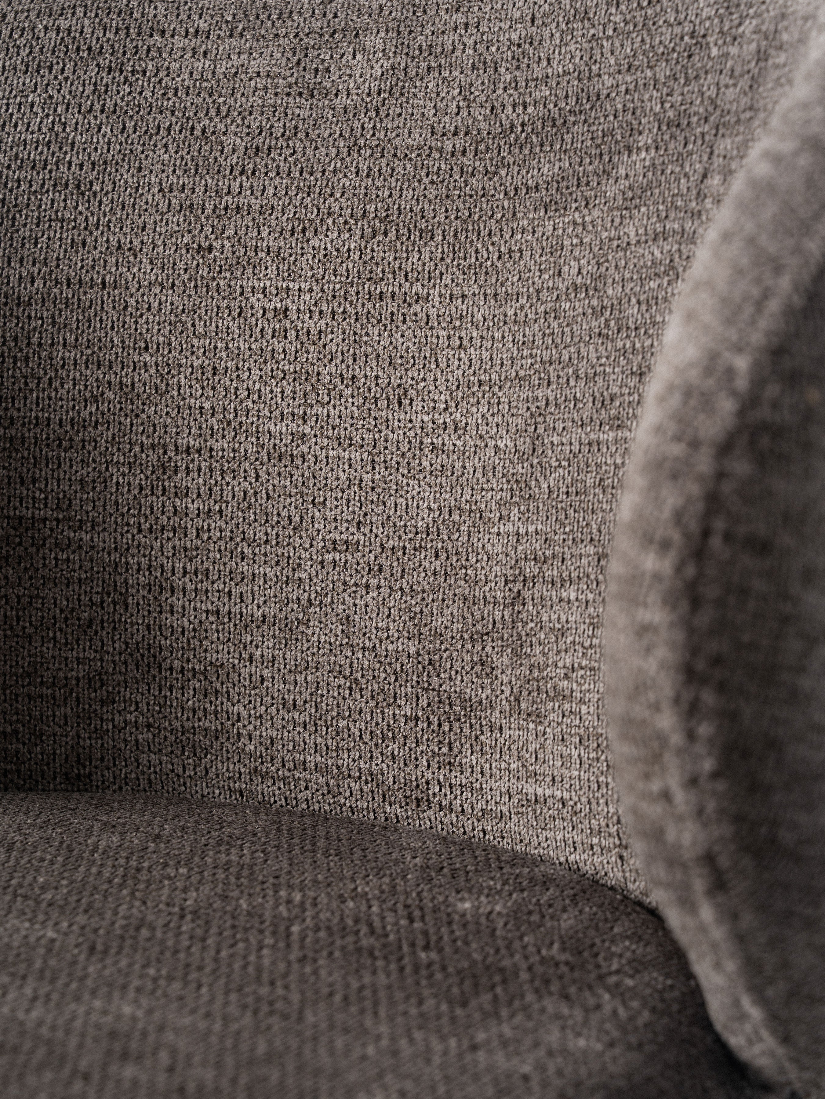 Silla Bruna — Tapizado en Chenille | Soporte Metálico Negro | Silla de Comedor