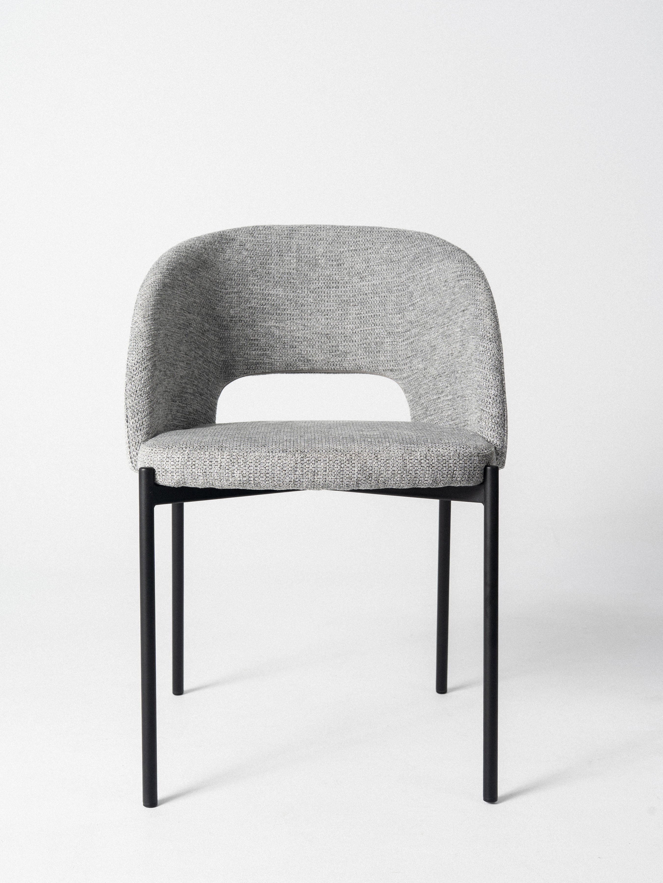 Silla Gala — Tapizado en Chenille | Base Metálica Negra | Silla de Comedor Elegante